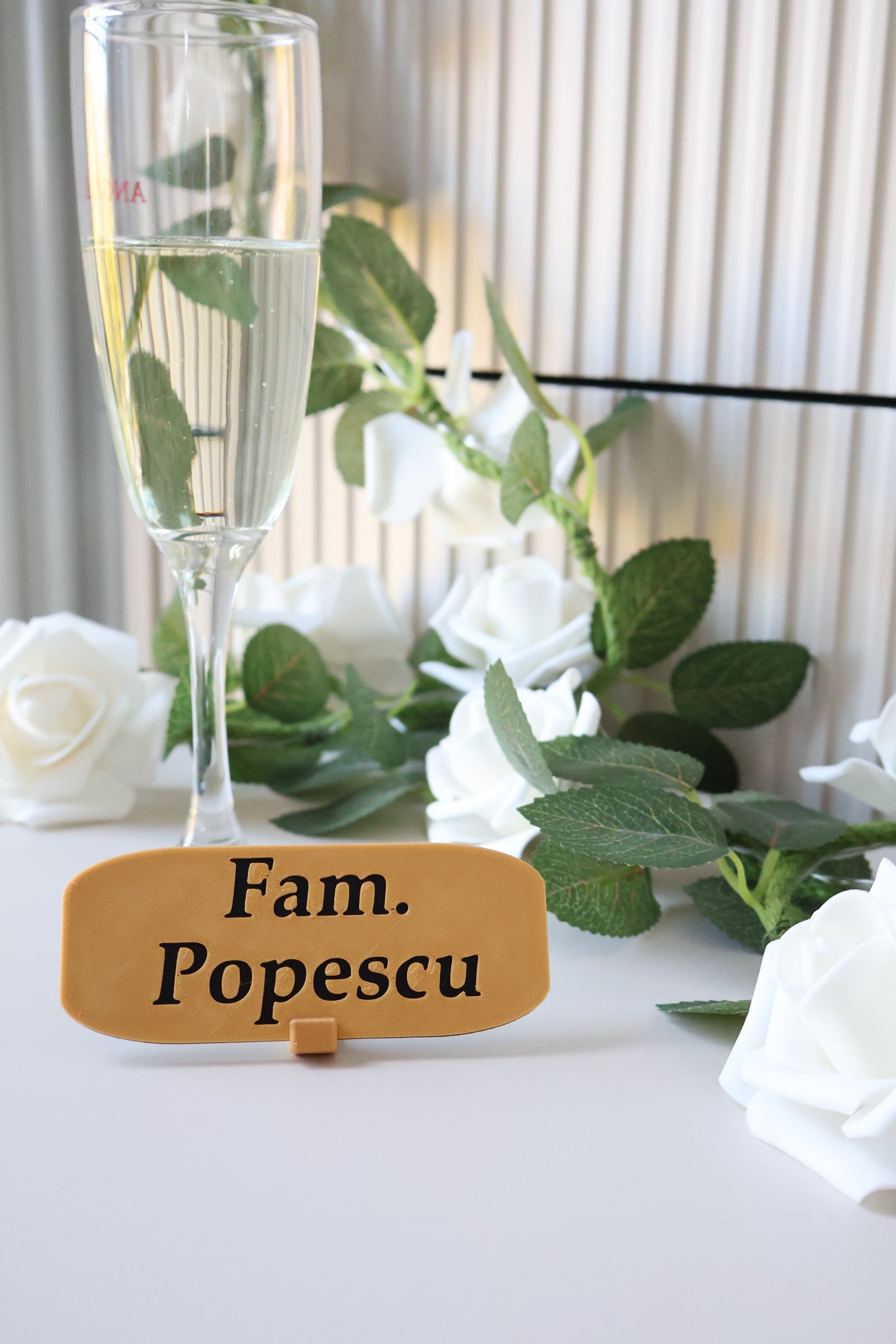 Plăcuțe personalizate cu nume pentru evenimente