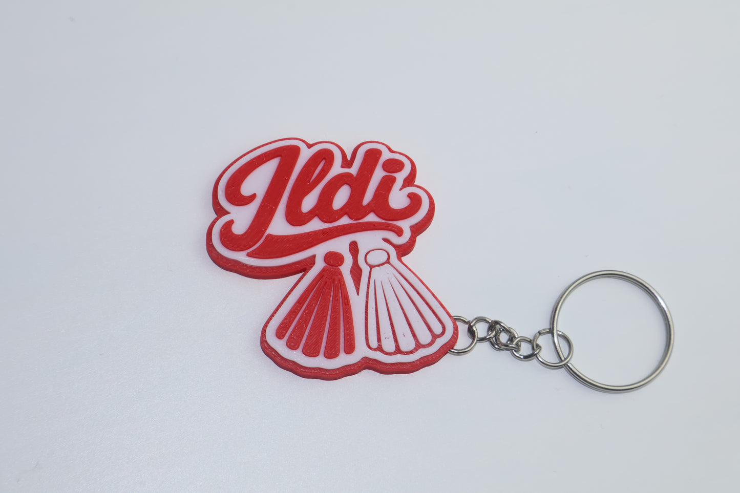 Mărțișor personalizat cu prenume – Alb & Roșu (Breloc sau Magnet)